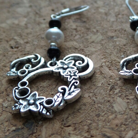 Mouse Tibet Silver Leverback Earrings - Picture 6 of 7
